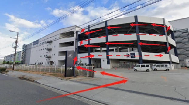 從「IN」進入後沿螺旋坡道上至4樓、抵達E5停車位的路線指引。